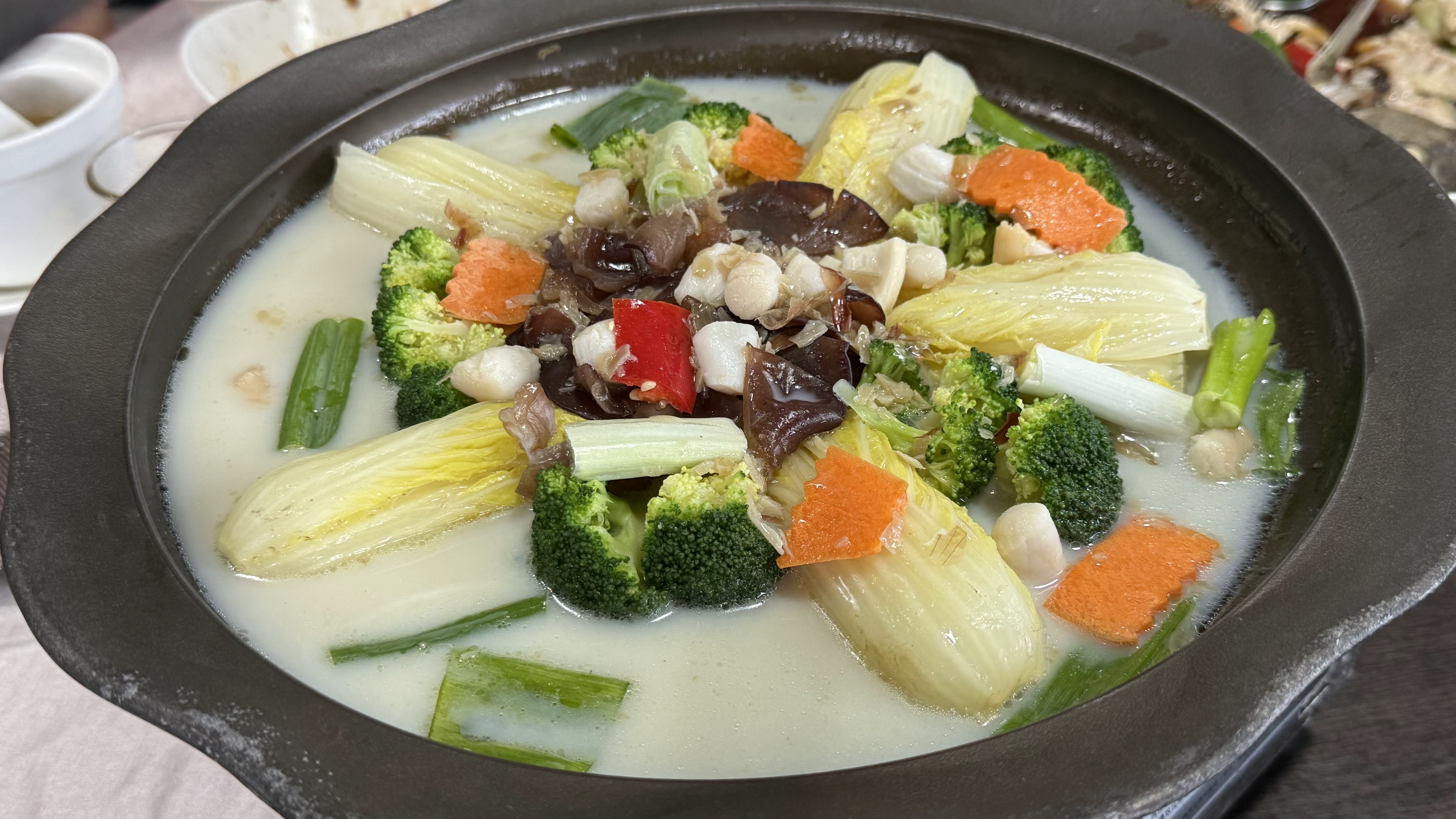 以白菜紅蘿蔔青花菜等食材烹煮的蔬菜湯