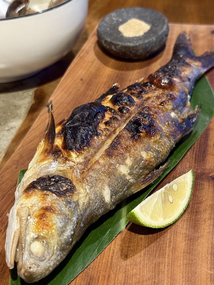 金黃色烤魚與檸檬擺盤