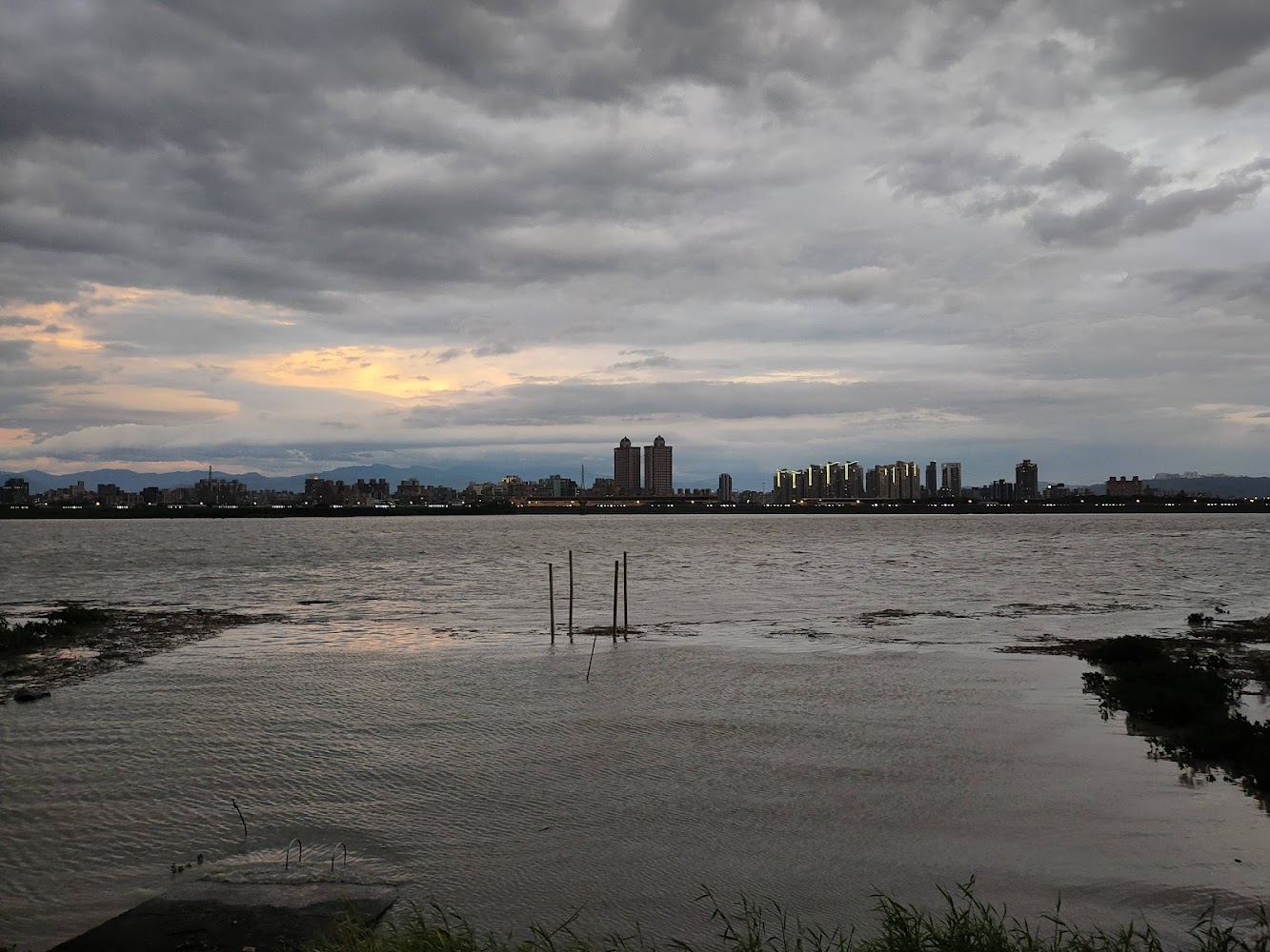 關渡傍晚河岸夕景與城市燈光