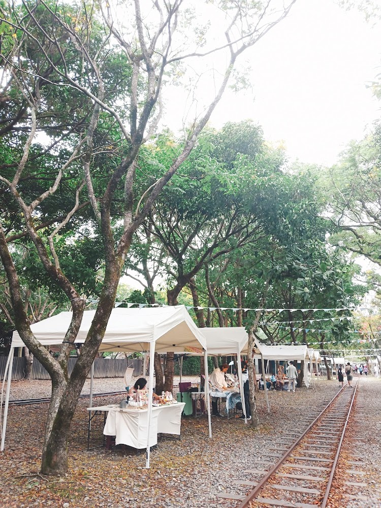 新動市集白色帳篷攤位與鐵道景色