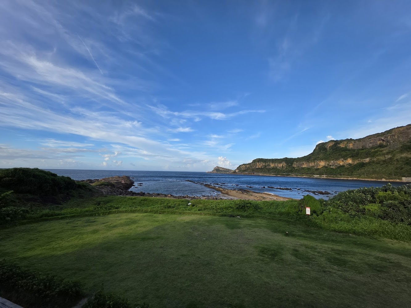 山海芳園景觀咖啡廳前方海岸草地景色