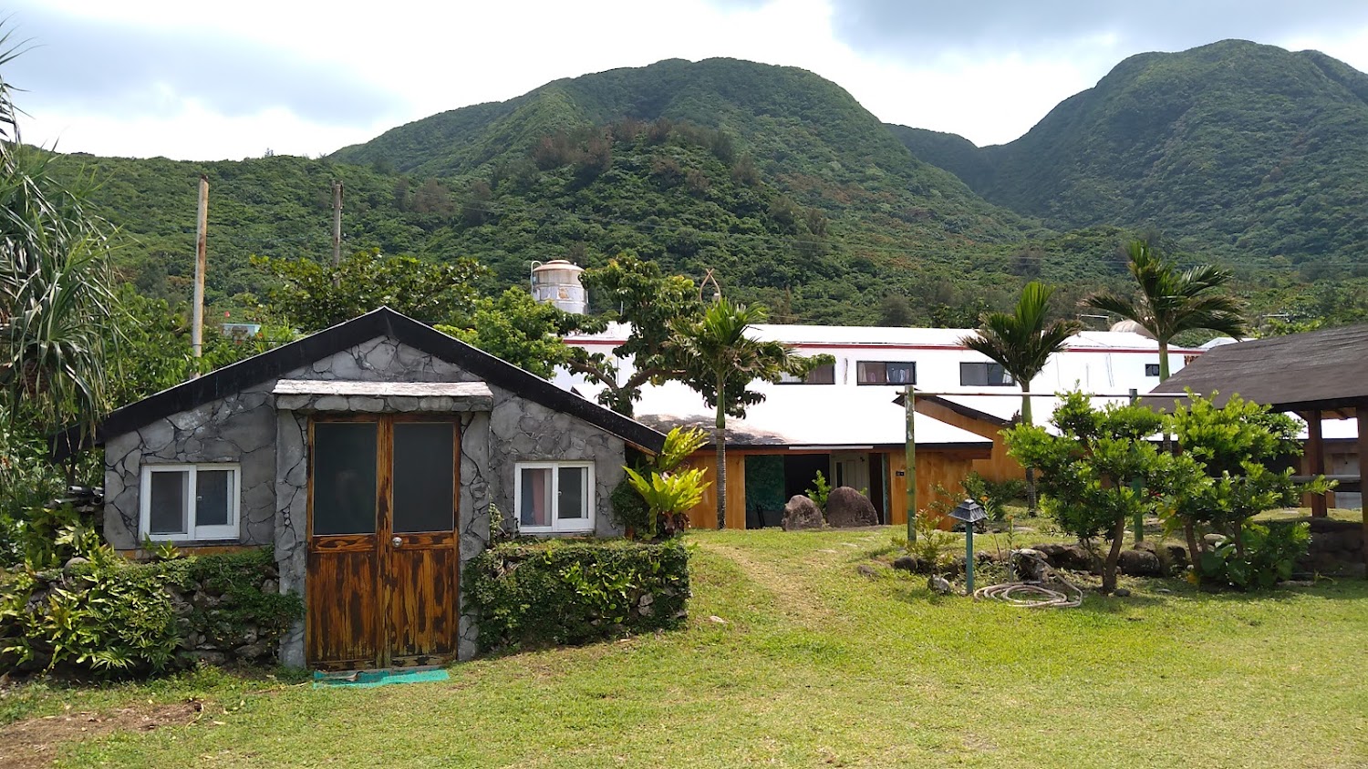 原鄉地下屋民宿外觀與草地庭院