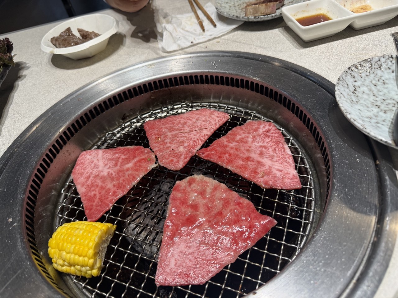 烤網上的和牛燒烤畫面