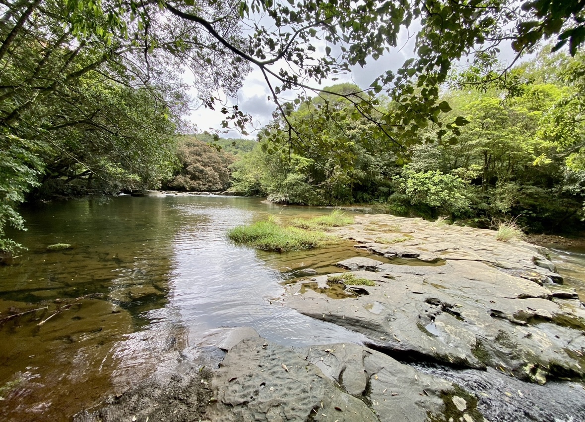 虎霸潭平緩河面與大片岩石