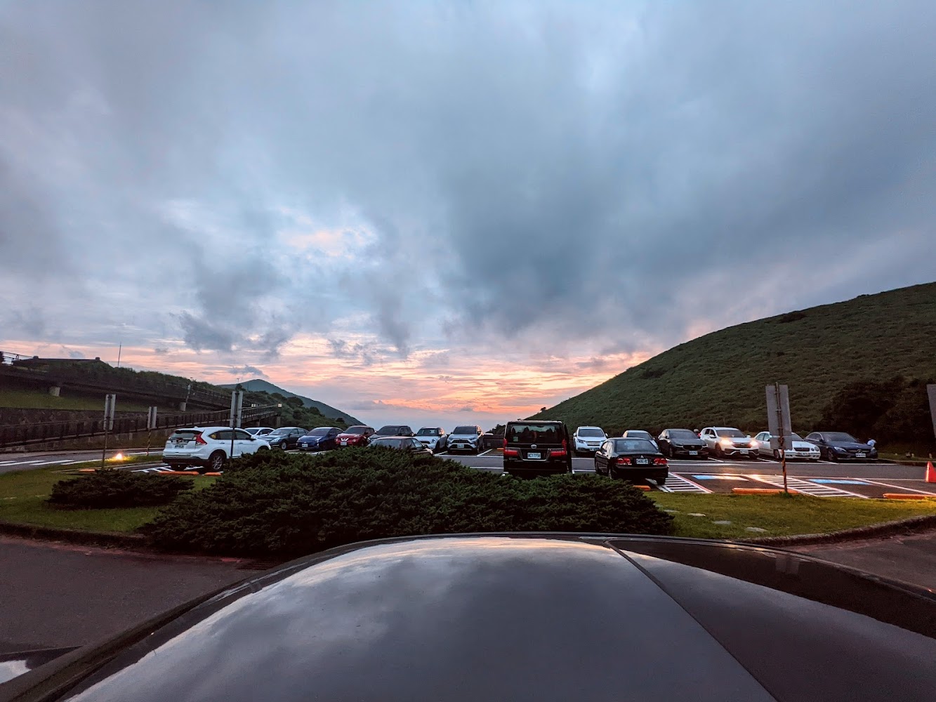擎天崗停車場夕陽時分景色