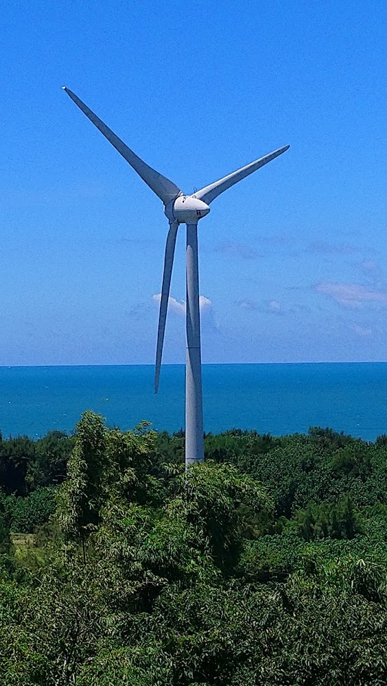 大型風力發電機與藍海藍天