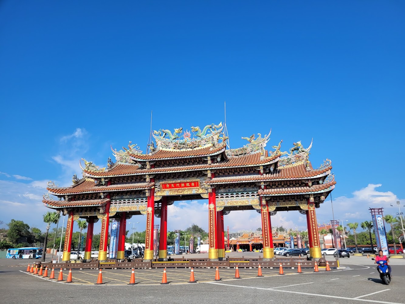 傳統廟宇牌樓與藍天景色
