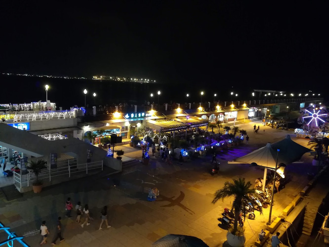 淡水海濱廣場夜景與餐廳燈飾