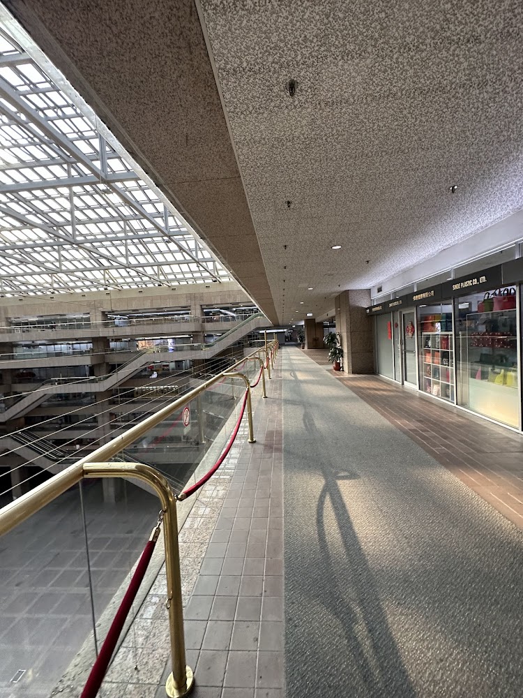 館內明亮走廊與商店區