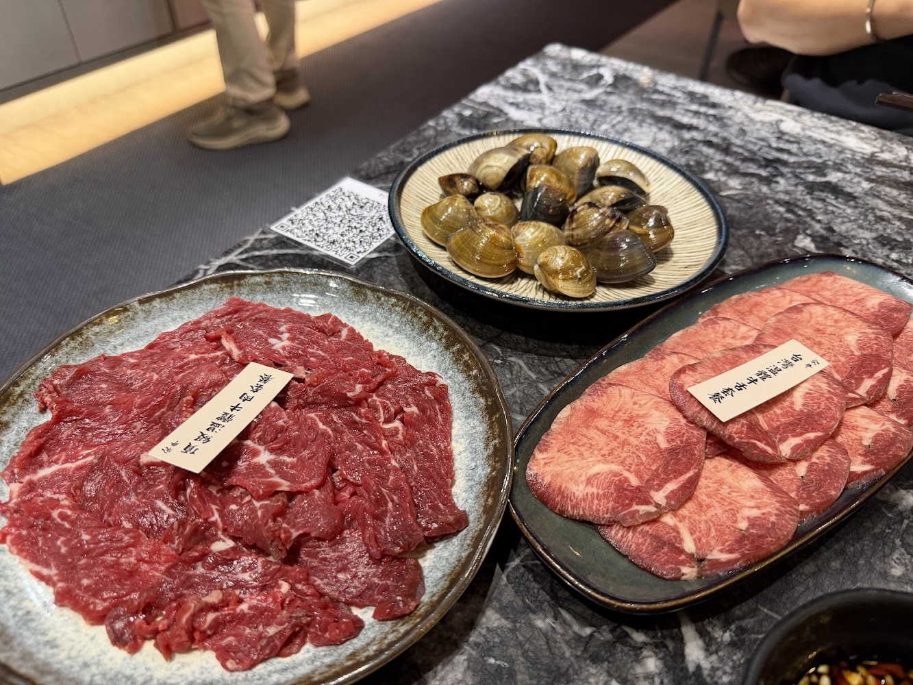 汆牛溫體牛肉蛤蜊與牛舌食材盤