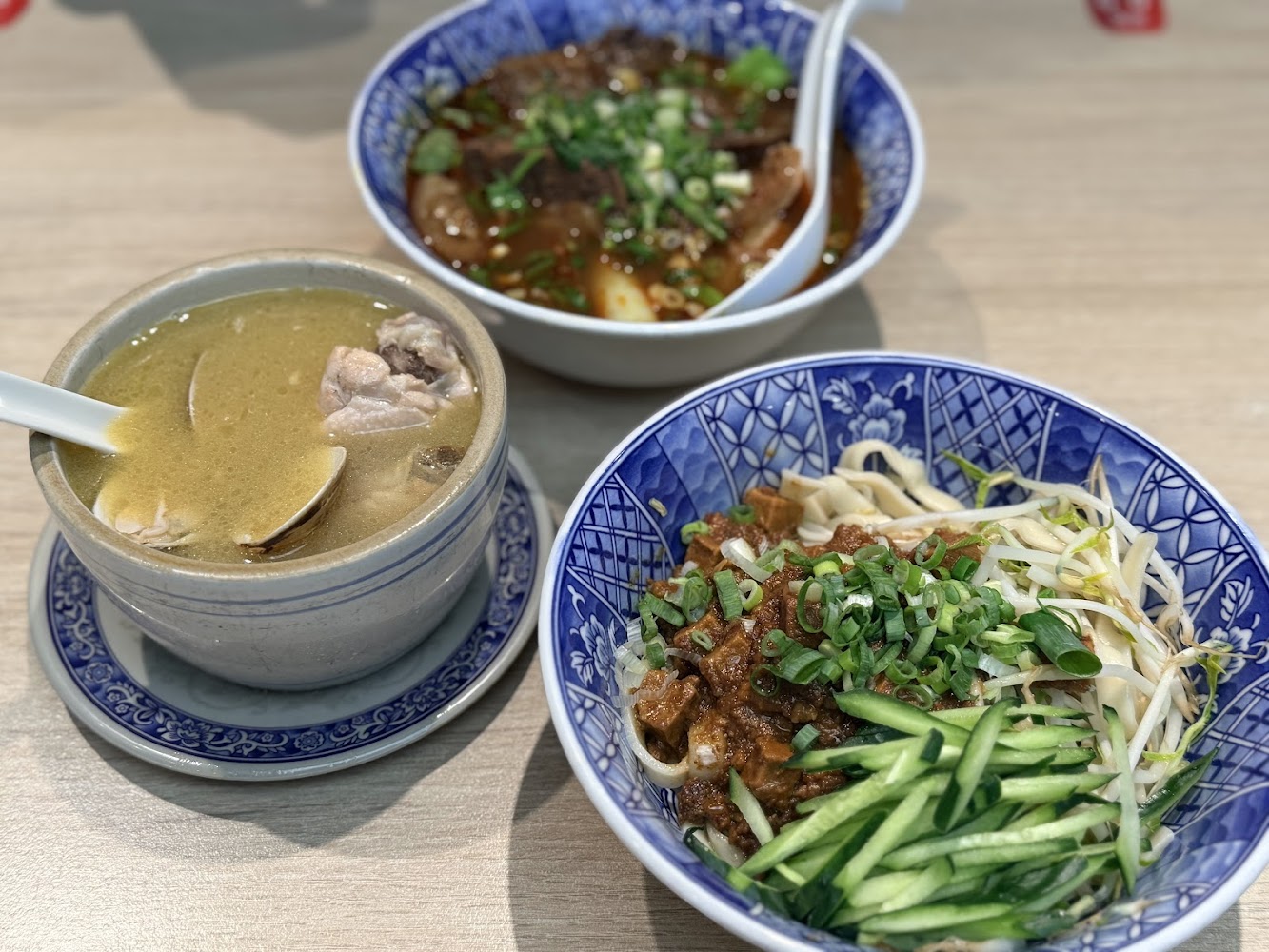 牛肉麵雞湯牛肉麵乾麵與雞湯三道餐點