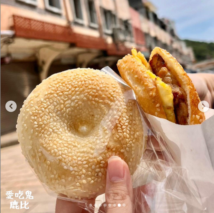 兩個手持食物與馬祖街景
