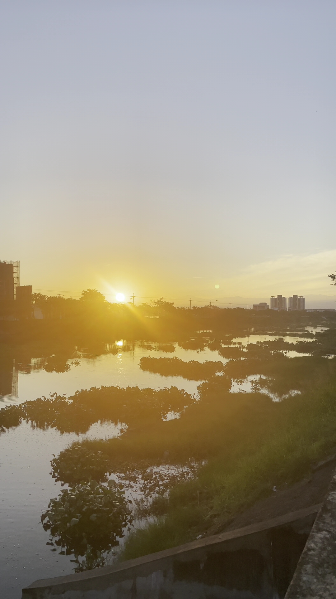 夕陽西下照映河面