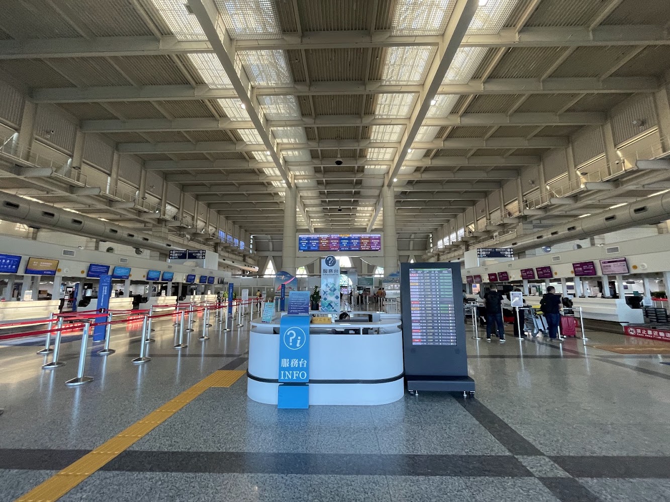 高雄國際機場現代化大廳與航班資訊螢幕