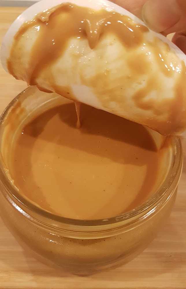 玻璃罐裝花生醬與湯匙特寫