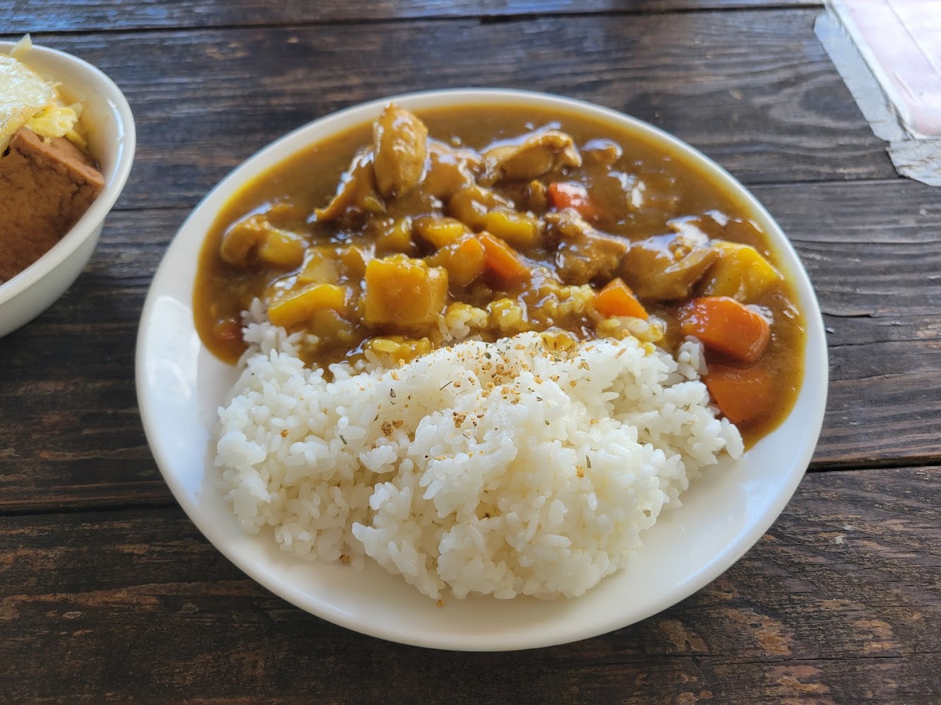 咖哩飯與雞肉蔬菜配料