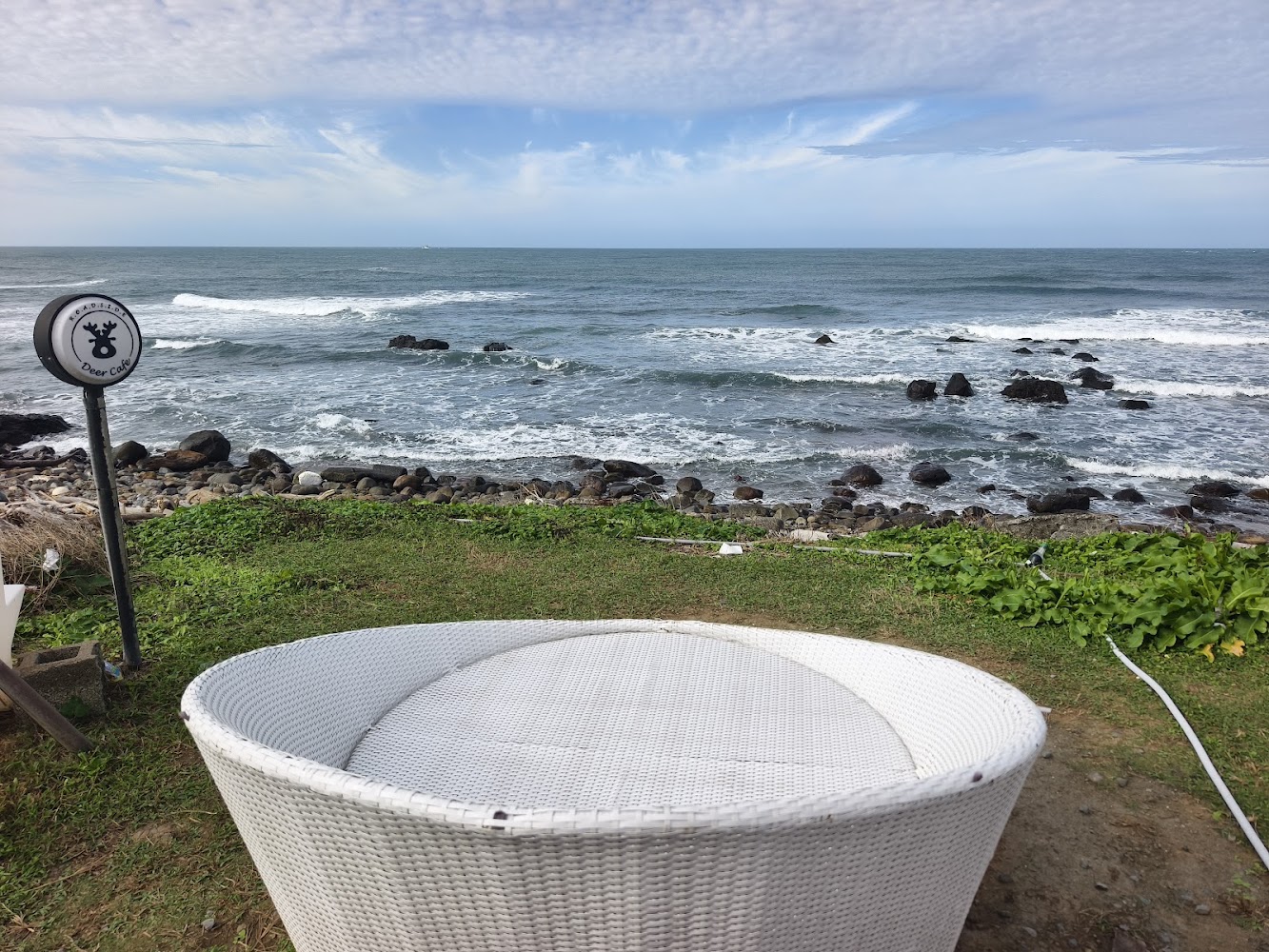 鹿邊咖啡面海藤椅與海浪岩岸景觀