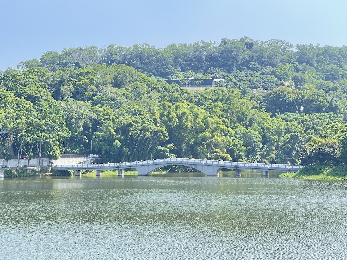 青草湖橋樑與山丘湖景
