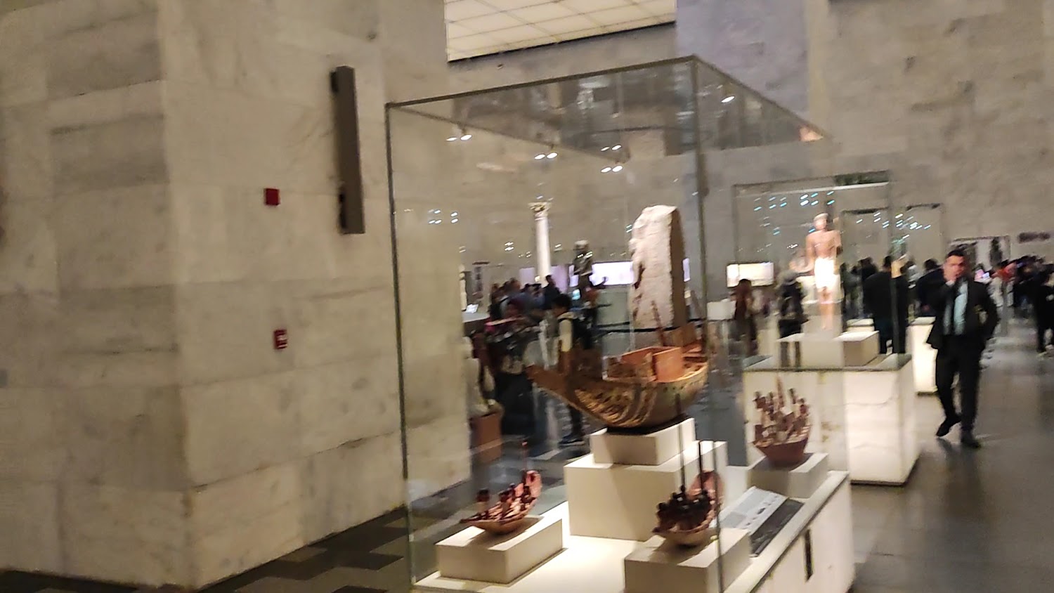 埃及文明國家博物館展廳與古代船模型