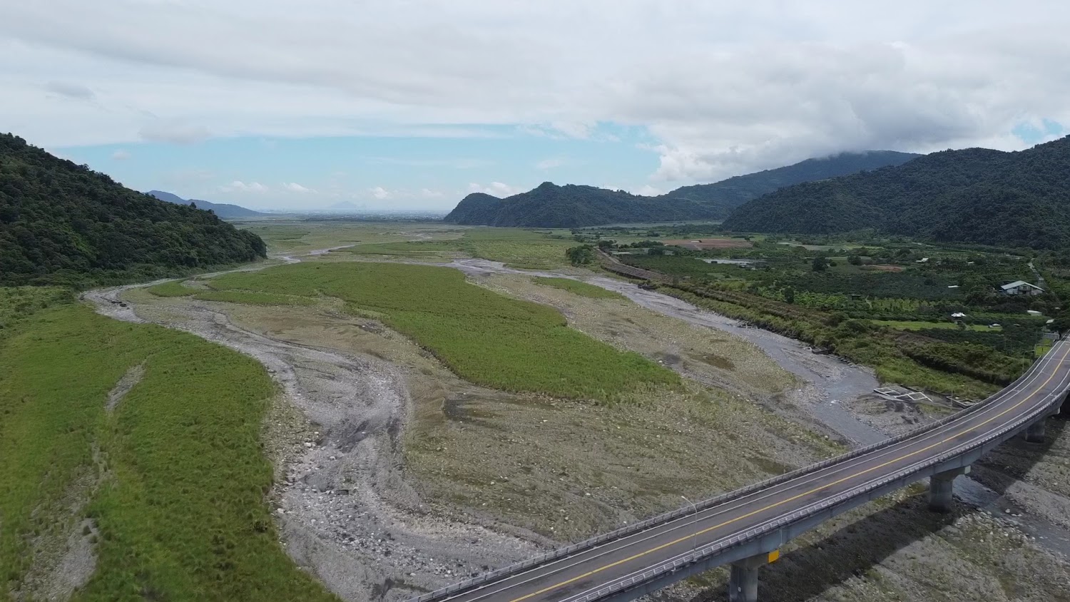 蘭陽溪橋梁與山景