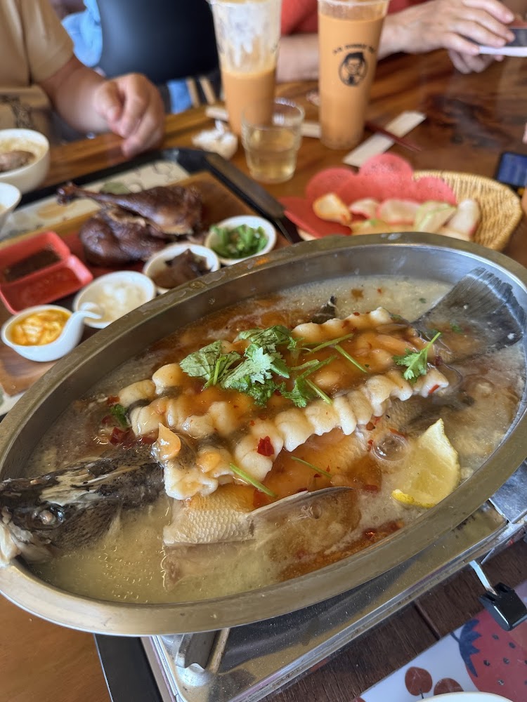 峇六景觀餐廳桌上豐盛的清蒸魚與中式料理