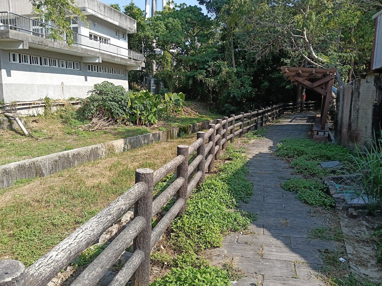 步道旁涼亭與綠地景觀