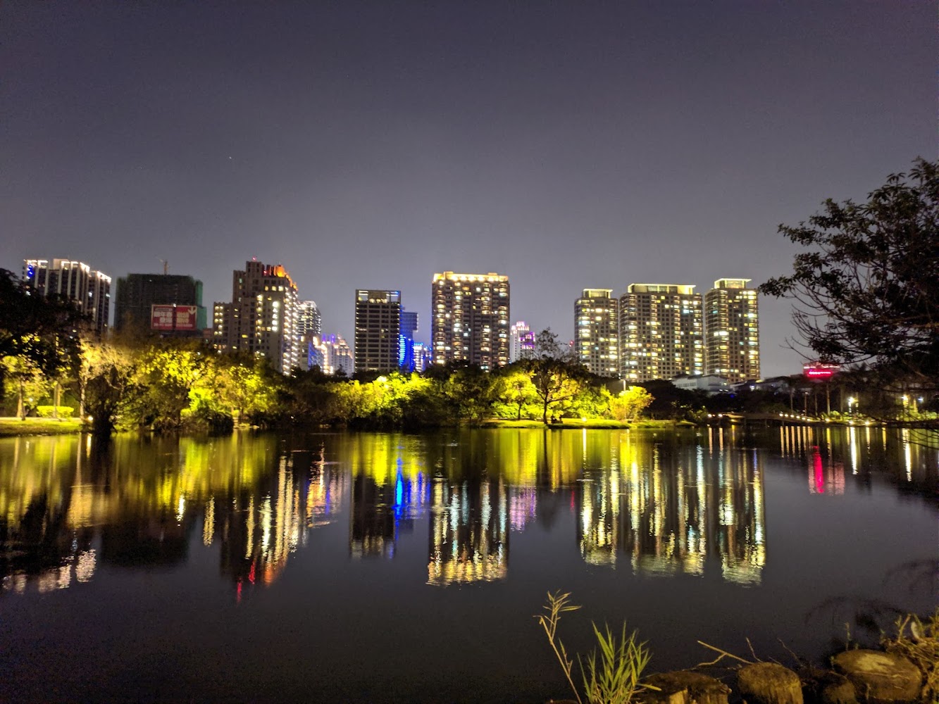 都市夜景與湖面倒映燈光