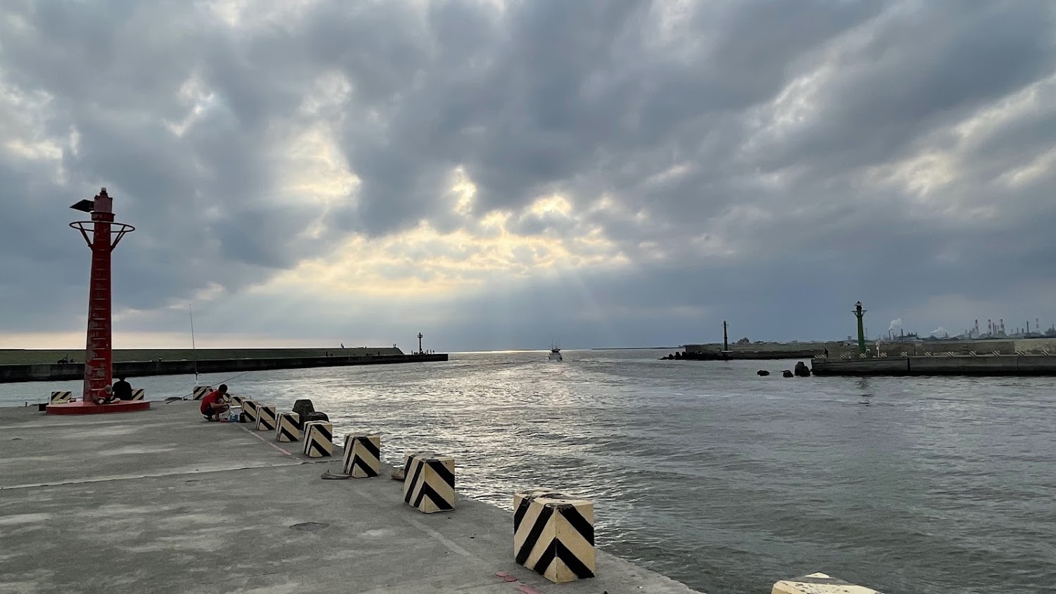 鹽埔漁港碼頭與紅色燈塔景色