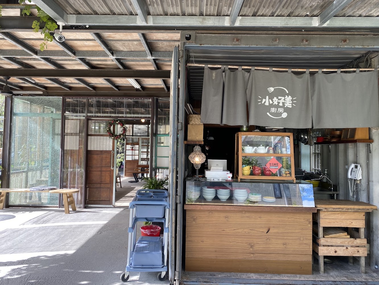 明亮乾淨的櫃檯與餐廚料理空間