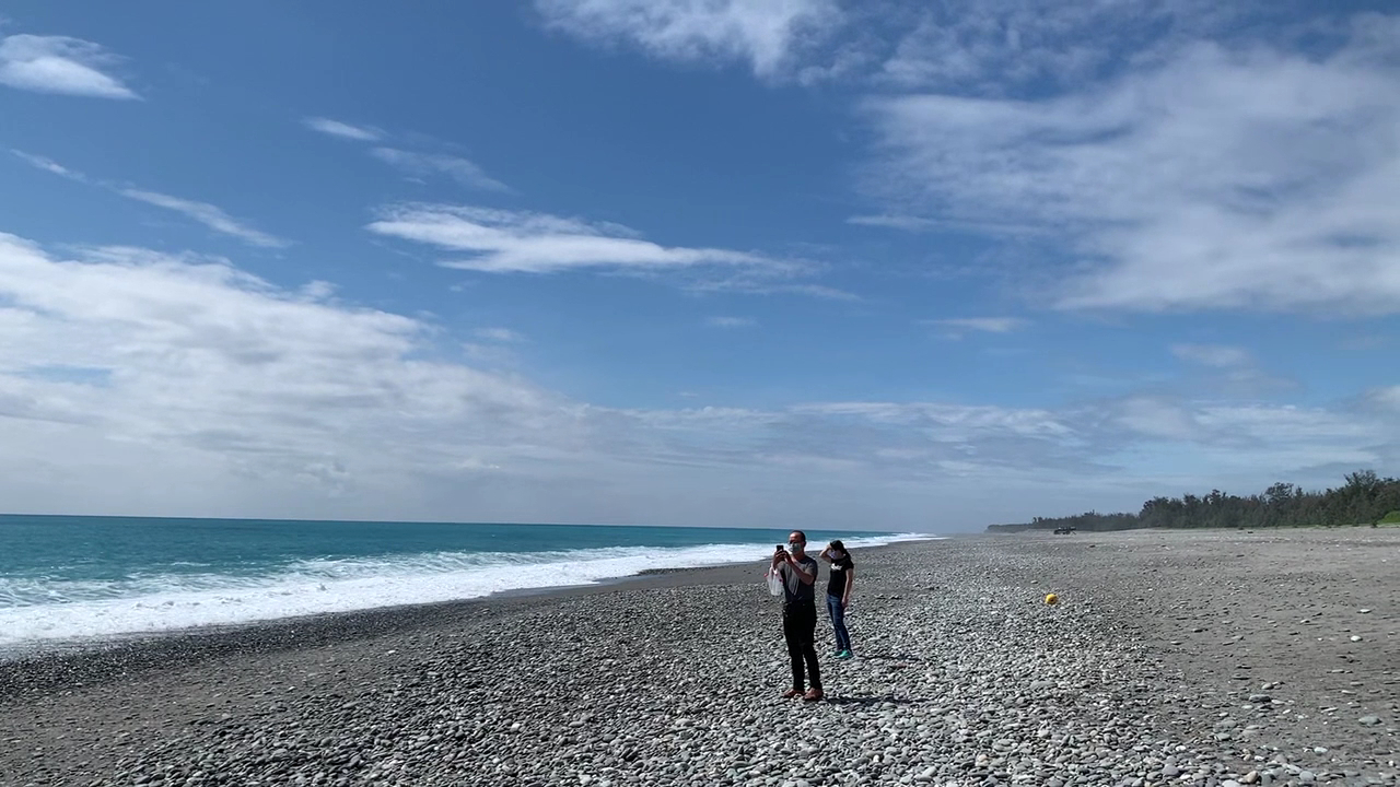千禧曙光紀念園區礫石海灘，藍綠海浪，台東太麻里景點