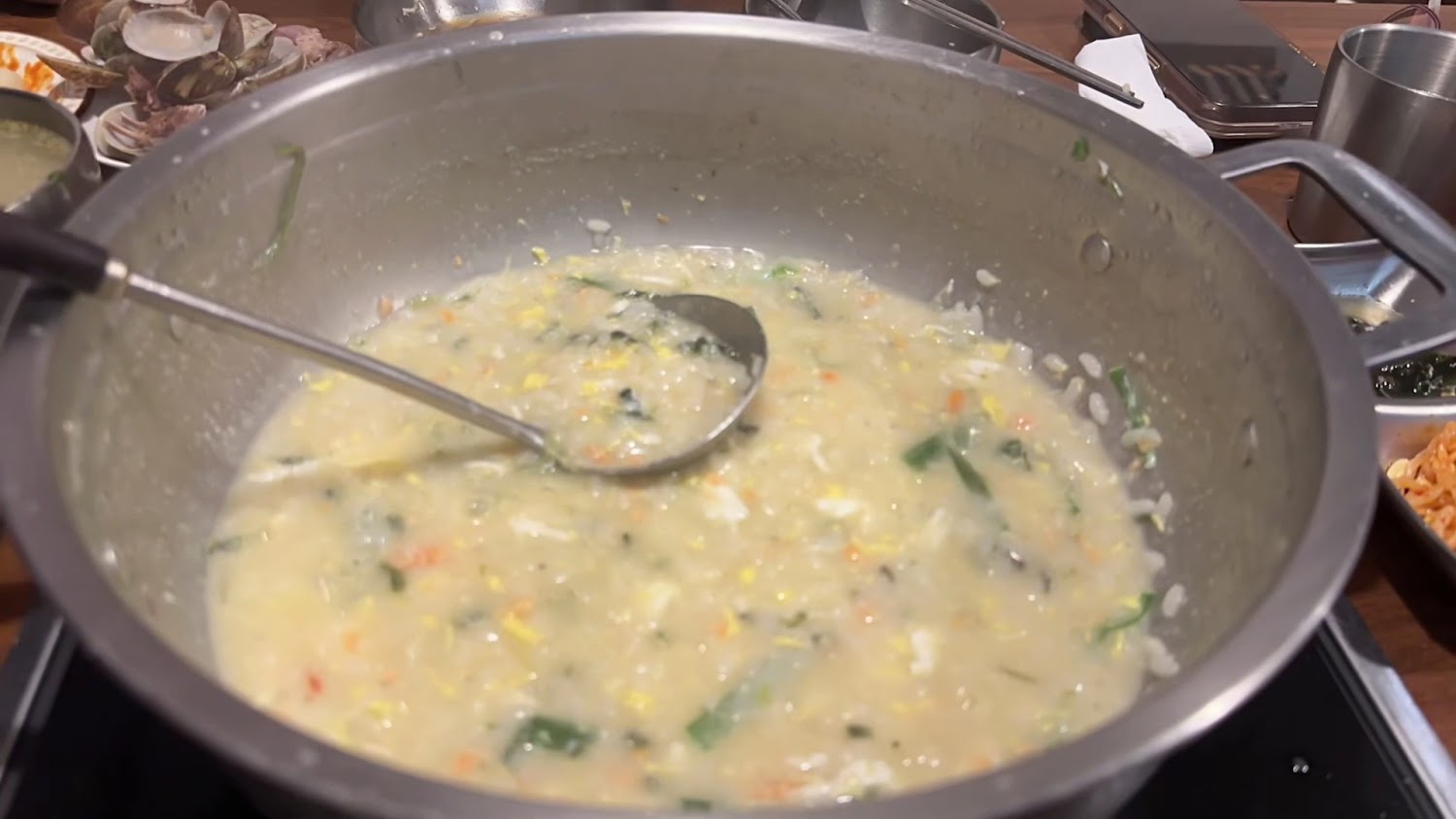 煮熟的雜菜粥，蛋、蔬菜與米飯融合成溫暖家常感