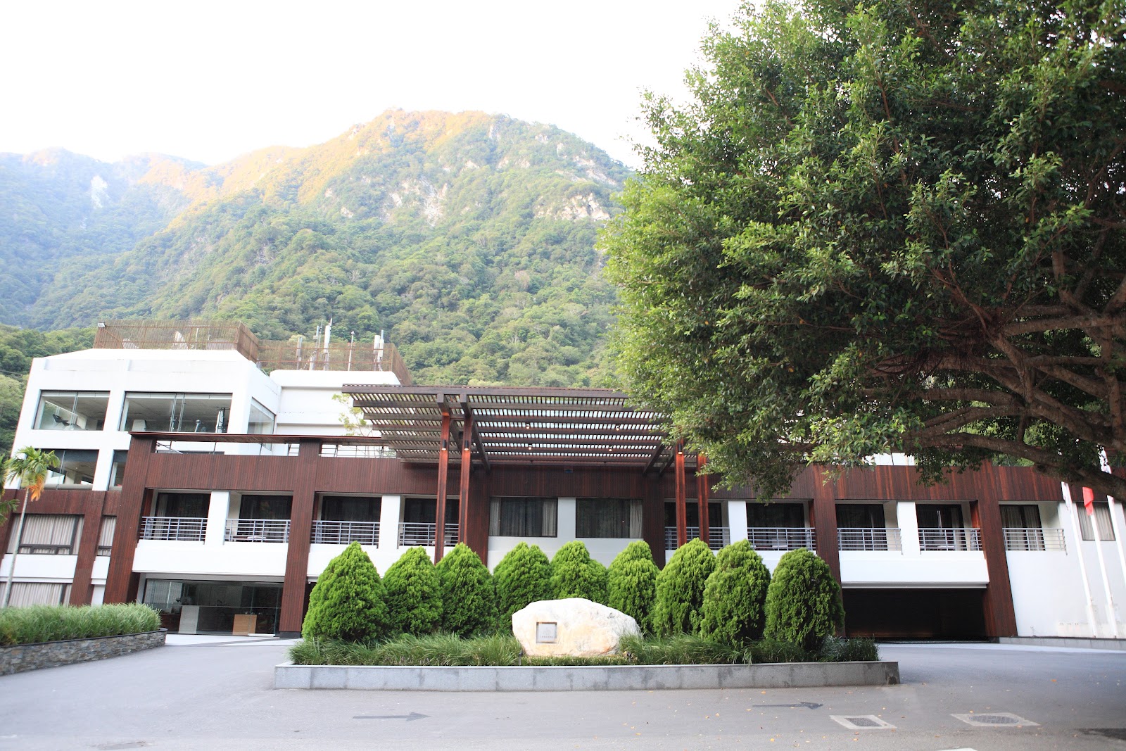 太魯閣晶英酒店外觀全景，白色石材建築融入太魯閣峽谷地景