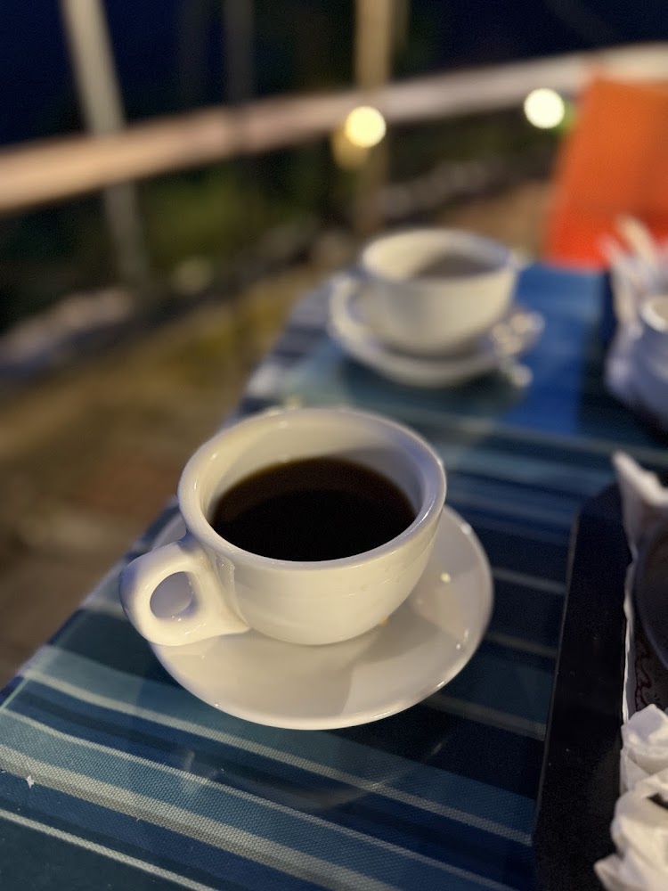 夜晚桌上的黑咖啡