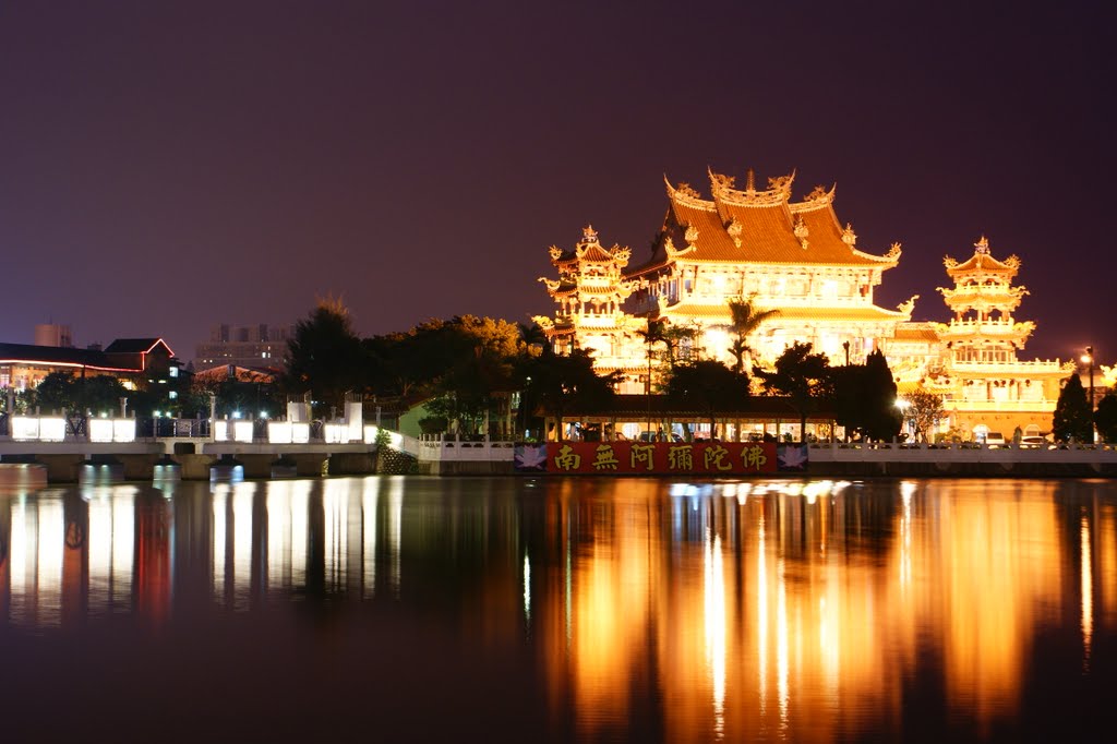 龍潭大池夜晚燈火倒映的廟宇