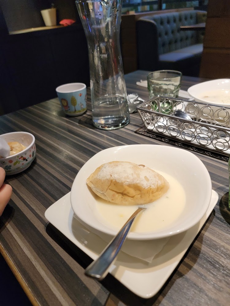 餐桌上有麵包奶油濃湯水瓶與餐具的套餐配置