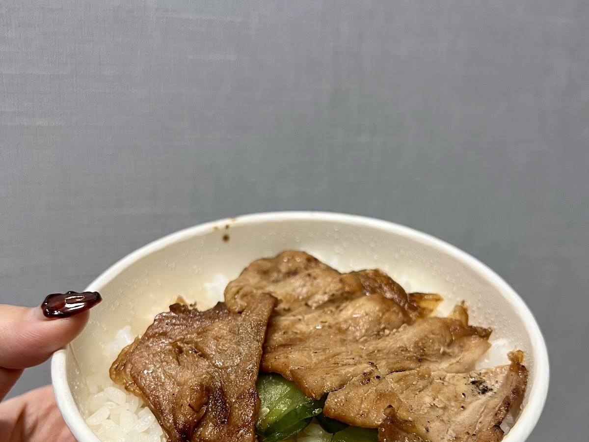 正宗周燒肉飯燒肉片手持白碗