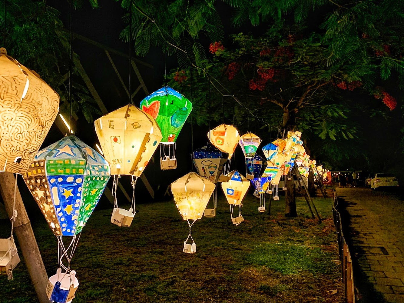 夜晚戶外樹下掛滿色彩繽紛熱氣球造型燈籠