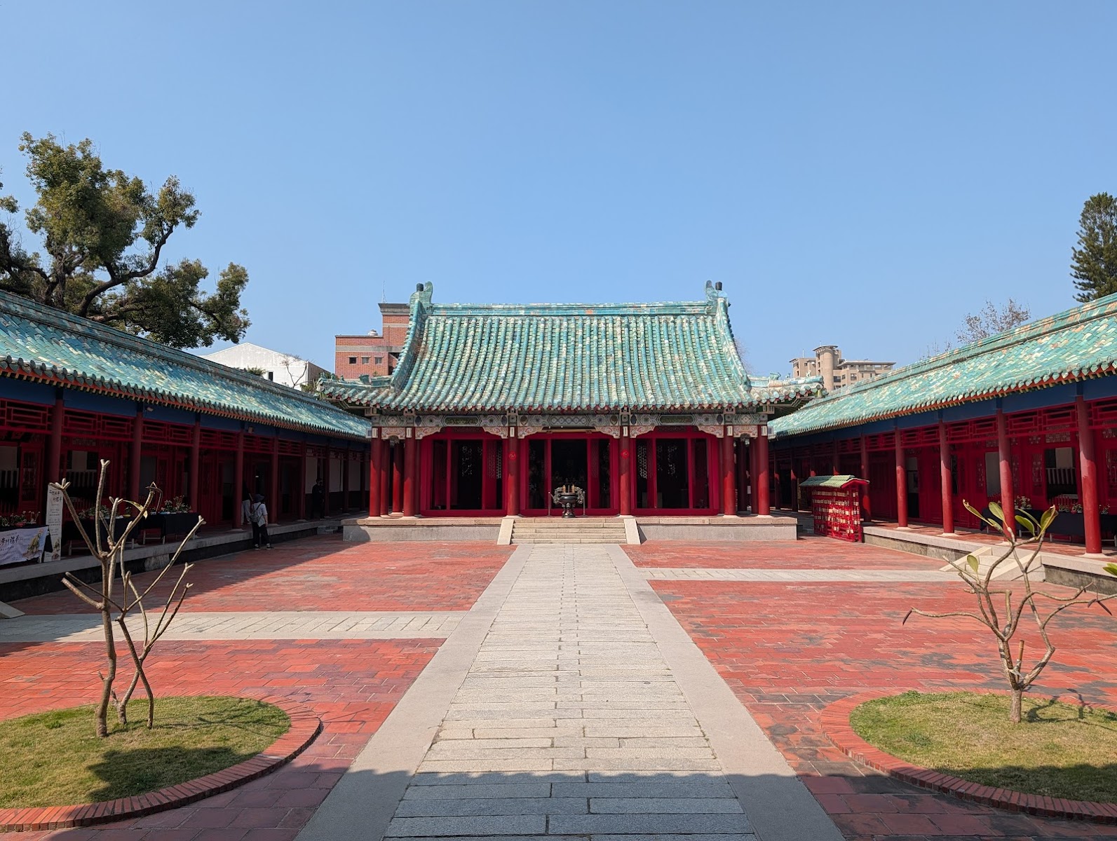 台南延平郡王祠廟殿廣角全景，左右對稱廟埕