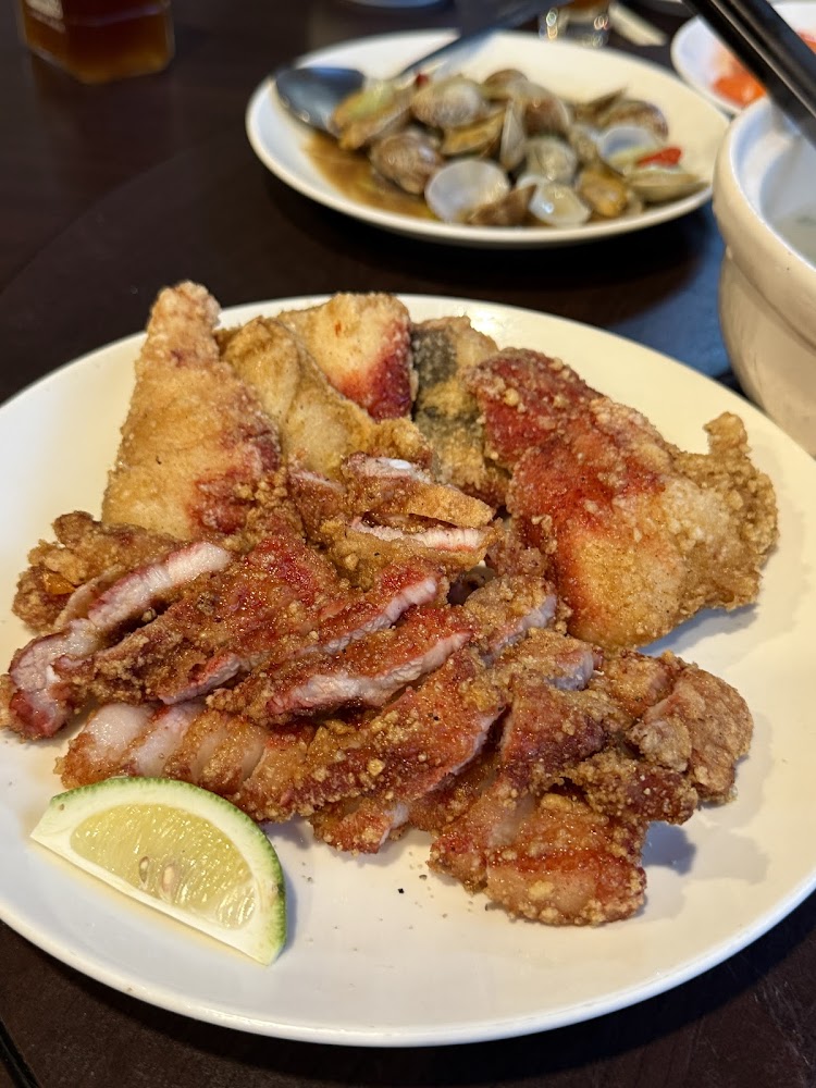 依嬤的店酥炸豬排切片，餐盤上附一塊檸檬
