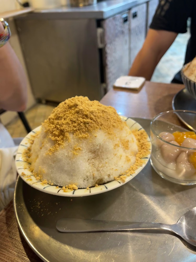 三角冰黃豆粉刨冰與芋圓配料
