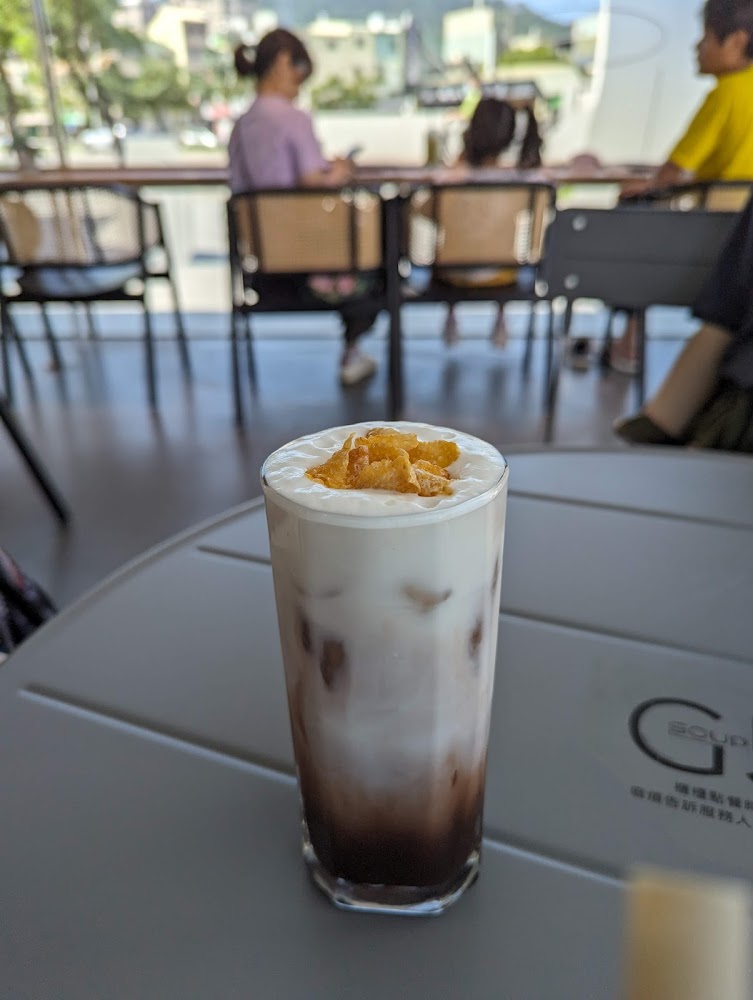 SO_UP輕食館分層冰飲與店內座位背景