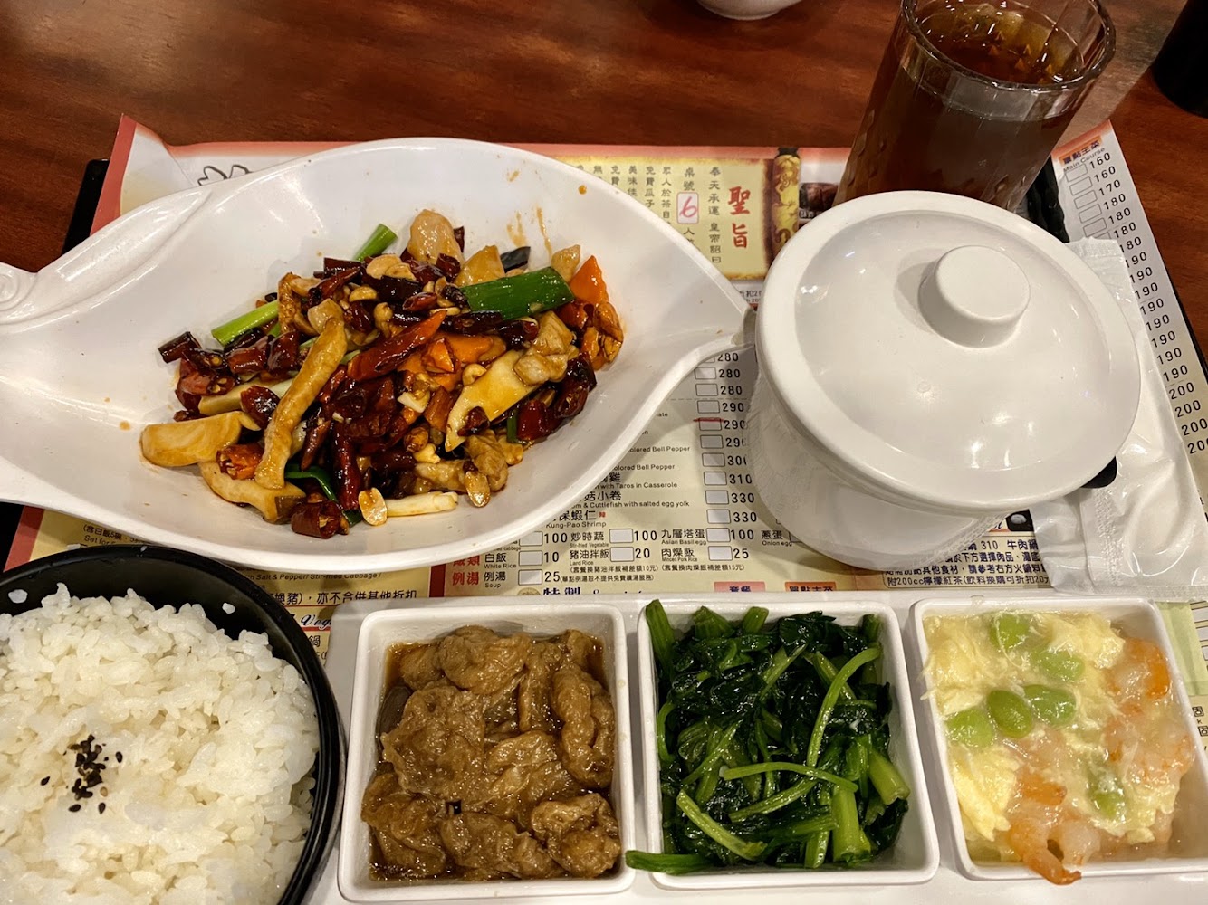 中式套餐與多樣小菜搭配
