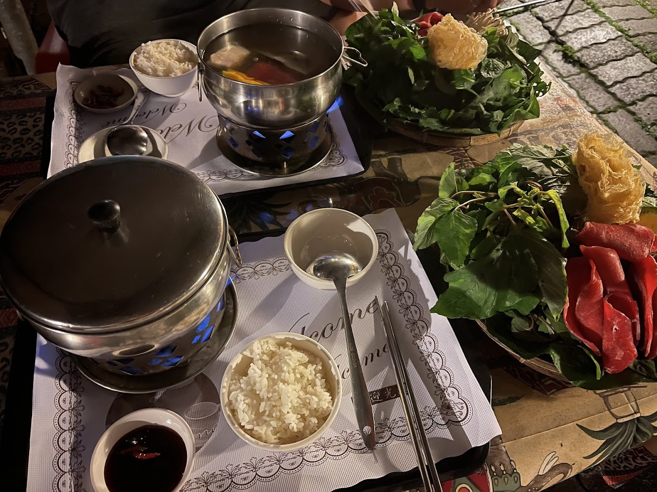 兩份火鍋套餐擺滿桌面
