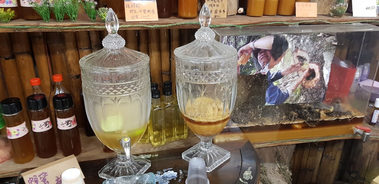 蜂蜜產品展示與大玻璃容器