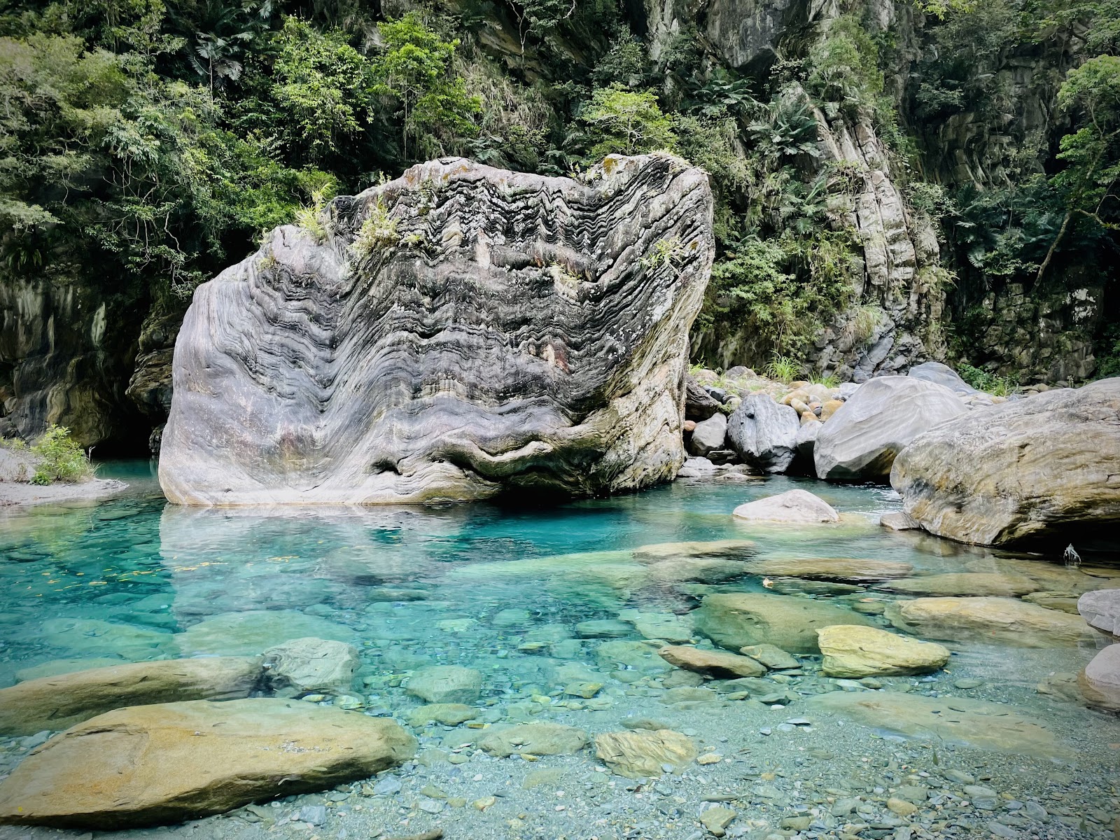 砂卡礑步道翡翠藍水潭與大理石奇岩，花蓮太魯閣