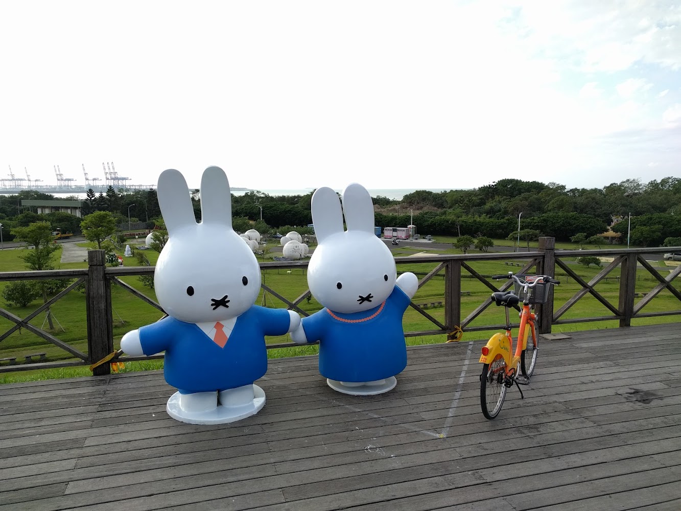 十三行文化公園米菲兔裝置與草地景觀