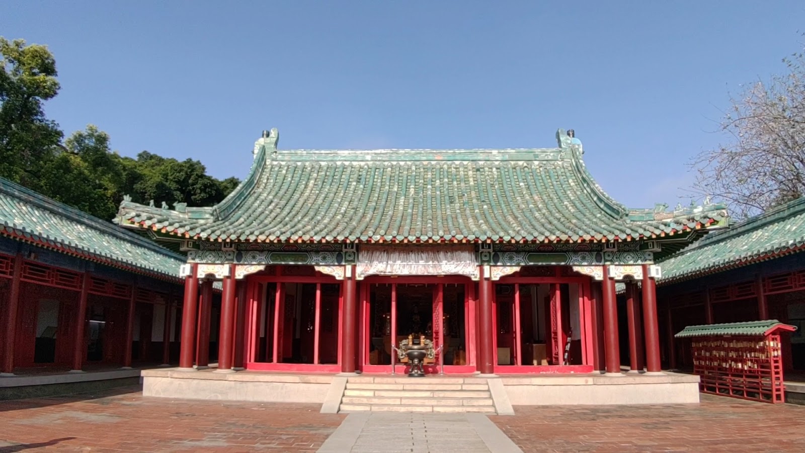 台南延平郡王祠廟殿廣角橫景，紅廊柱翠瓦
