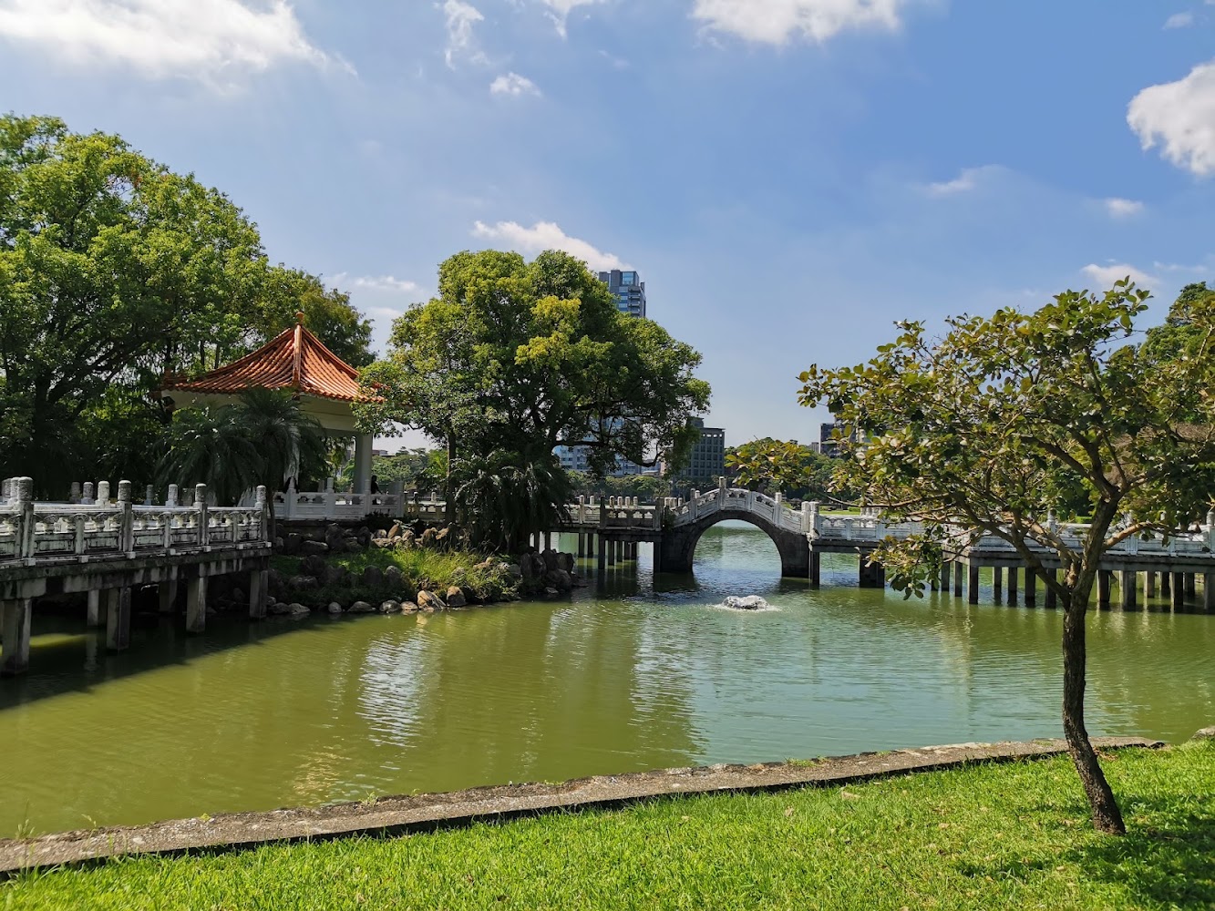 碧湖公園古風拱橋與涼亭