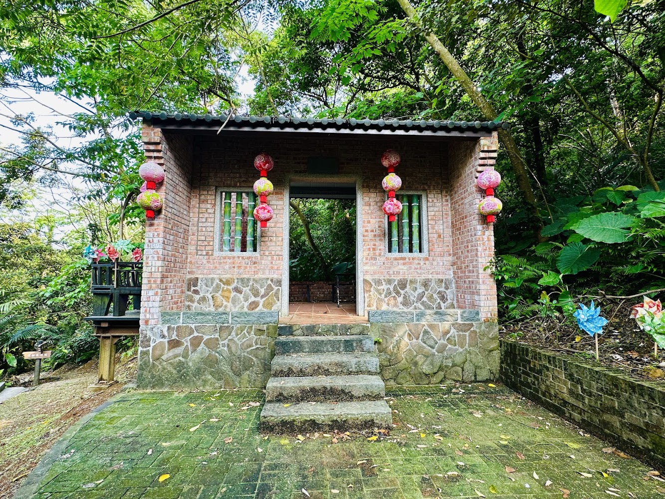 樹林中的小廟與石階