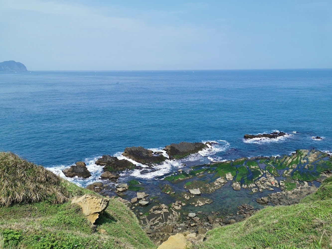 大坪海岸潮間帶與海岸草地景色